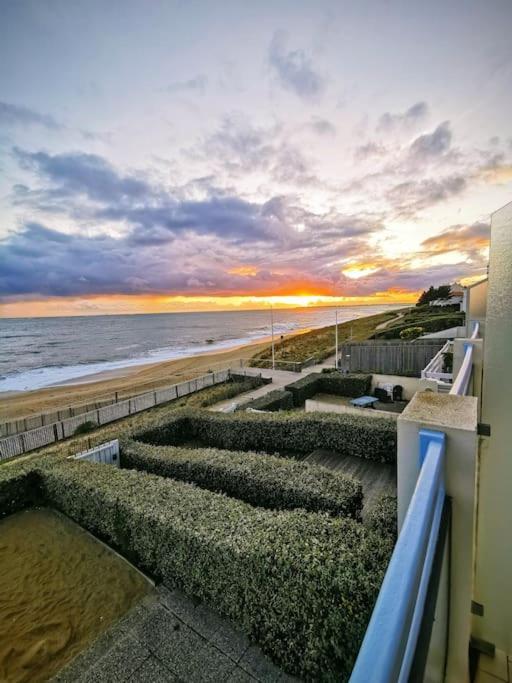 Sur La Plage De Bonne Source Les Pieds Dans L'Eau Pornichet Exterior photo