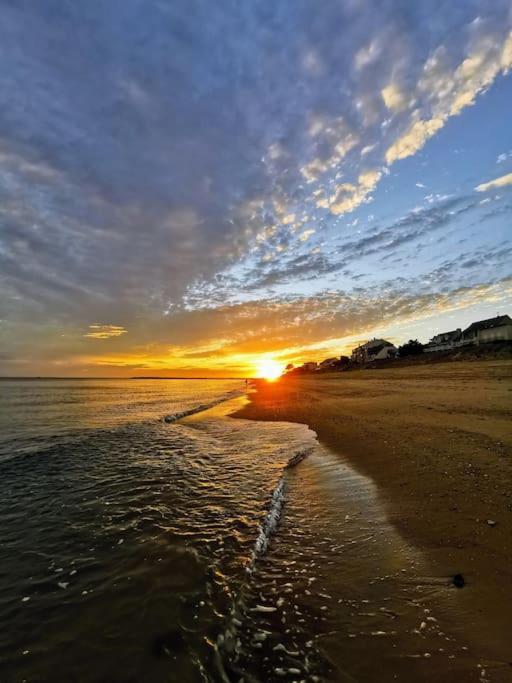 Sur La Plage De Bonne Source Les Pieds Dans L'Eau Pornichet Exterior photo