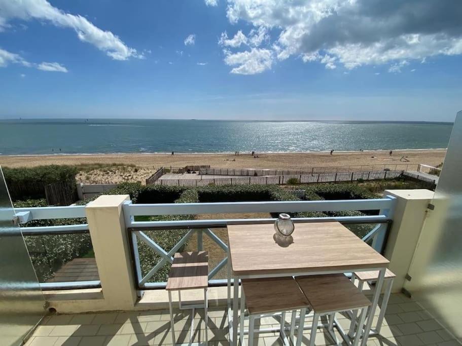 Sur La Plage De Bonne Source Les Pieds Dans L'Eau Pornichet Exterior photo