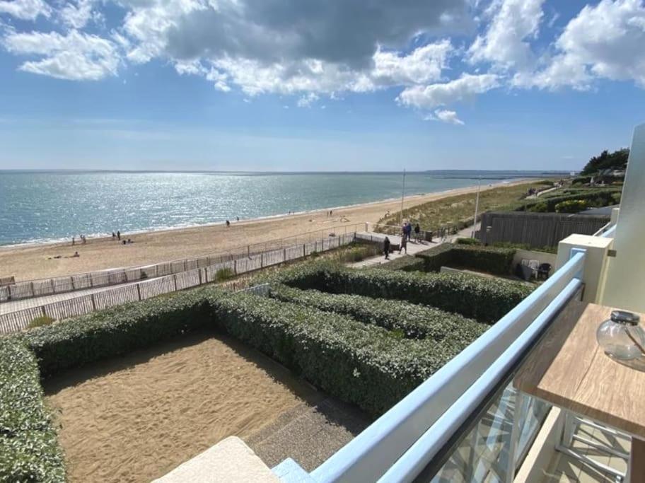 Sur La Plage De Bonne Source Les Pieds Dans L'Eau Pornichet Exterior photo